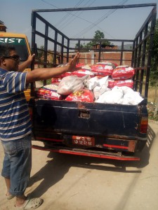 Naresh Dhaubanjar, Stellv. Vorsitzender der Boris Hess Foundation Nepal, beim Liefern von Reis in Bhaktapur