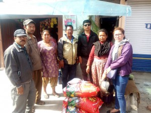 Ramesh, Ishwor und Subin (alle Mitglieder der Boris Hess Foundation Nepal) mit Ujna und Amrita (Mitglieder der Peter Hess Akademie Nepal) beim Verteilen der Hilfe in den Lagern rund um Bhaktapur …