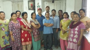 Ramesh, Ishwor und Subin mit den dankbaren Empfängern der Spenden in den Räumen der Chandra Handicrafts Bhaktapur