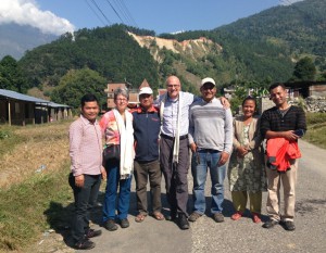 Bei unserem Treffen mit dem Schulleiter und weiteren Schulförderern in Betrawati, einem kleinen Dorf, das besonders vom Erdbeben betroffen war. Hier starten wir ein Schulbauprojekt