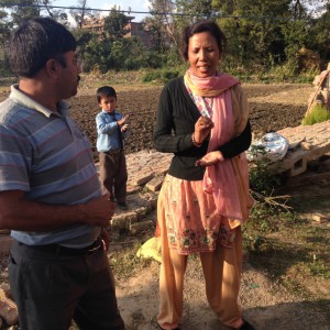 und auch direkt in Bhaktapur werden wir ein Schulprojekt fördern . hier ist Ramesh im Gespräch mit der Schulleiterin