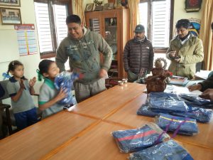 Naresh und Ramesh von der Boris Hess Foundation Nepal beim Verteilen der Schulkleidung